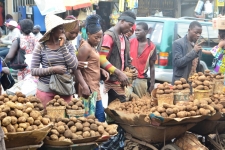 Groupe de vendeurs de pommes de terre dans un marché à Douala