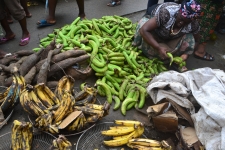 Femme qui vend du plantain et la banane 