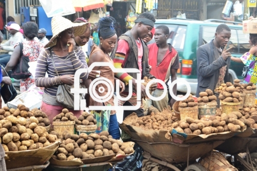 Groupe de vendeurs de pommes de terre dans un marché à Douala