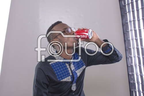 Jeune homme tenant canette de Soda